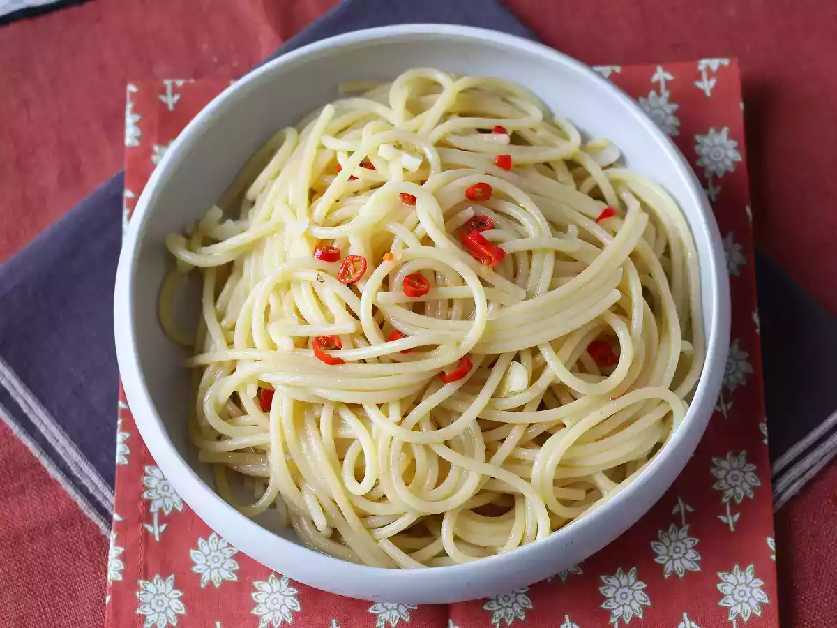 Spaghetti aglio, olio e peperoncino: the last minute dish of Italian tradition - photo 4
