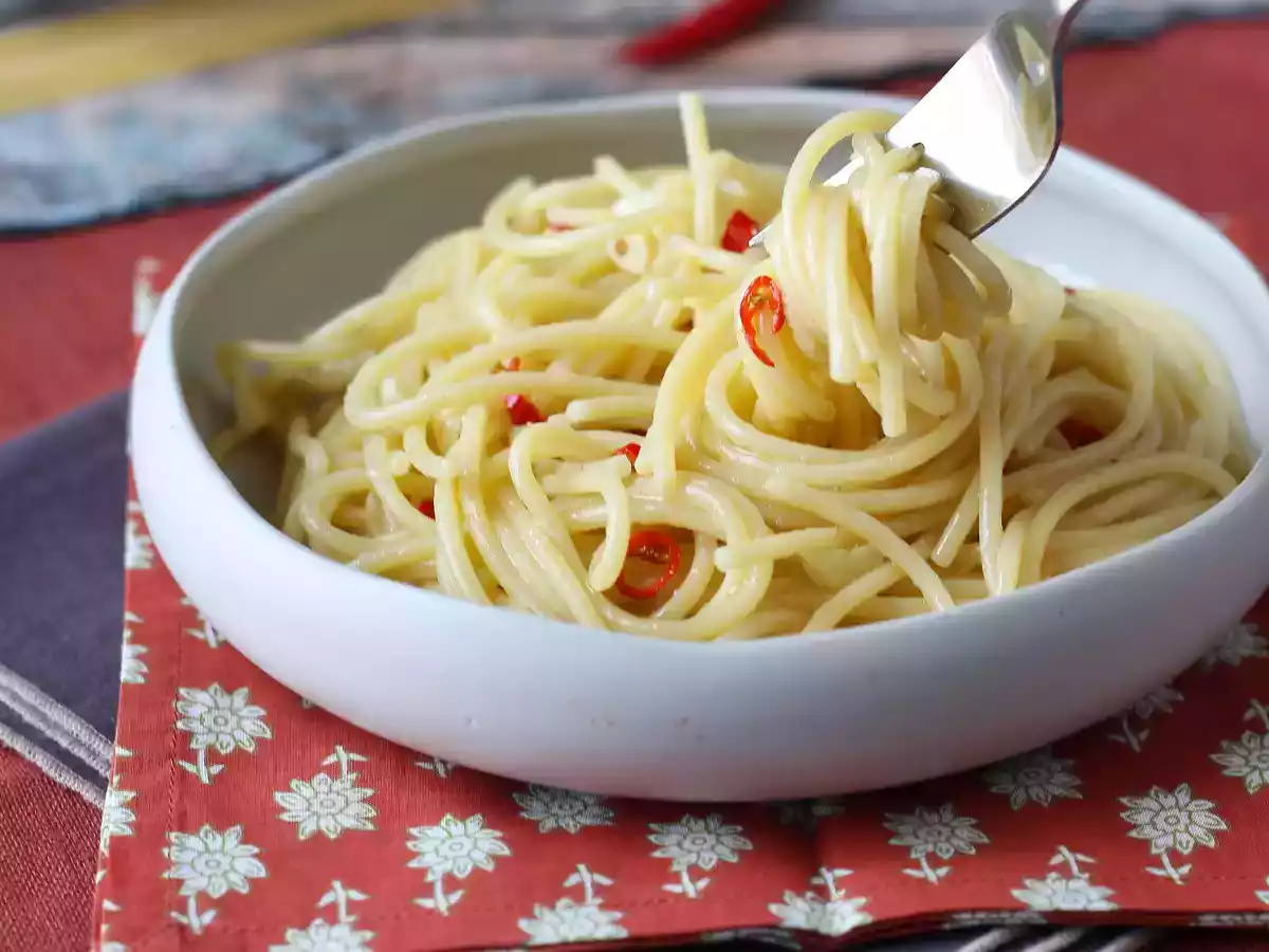 Spaghetti aglio, olio e peperoncino: the last minute dish of Italian tradition