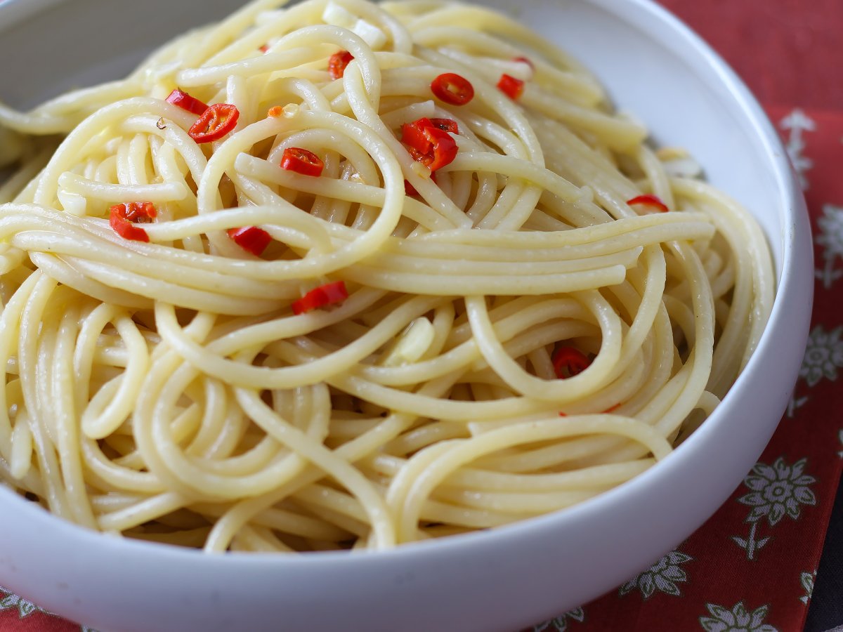 Spaghetti aglio, olio e peperoncino: the last minute dish of Italian tradition - photo 5
