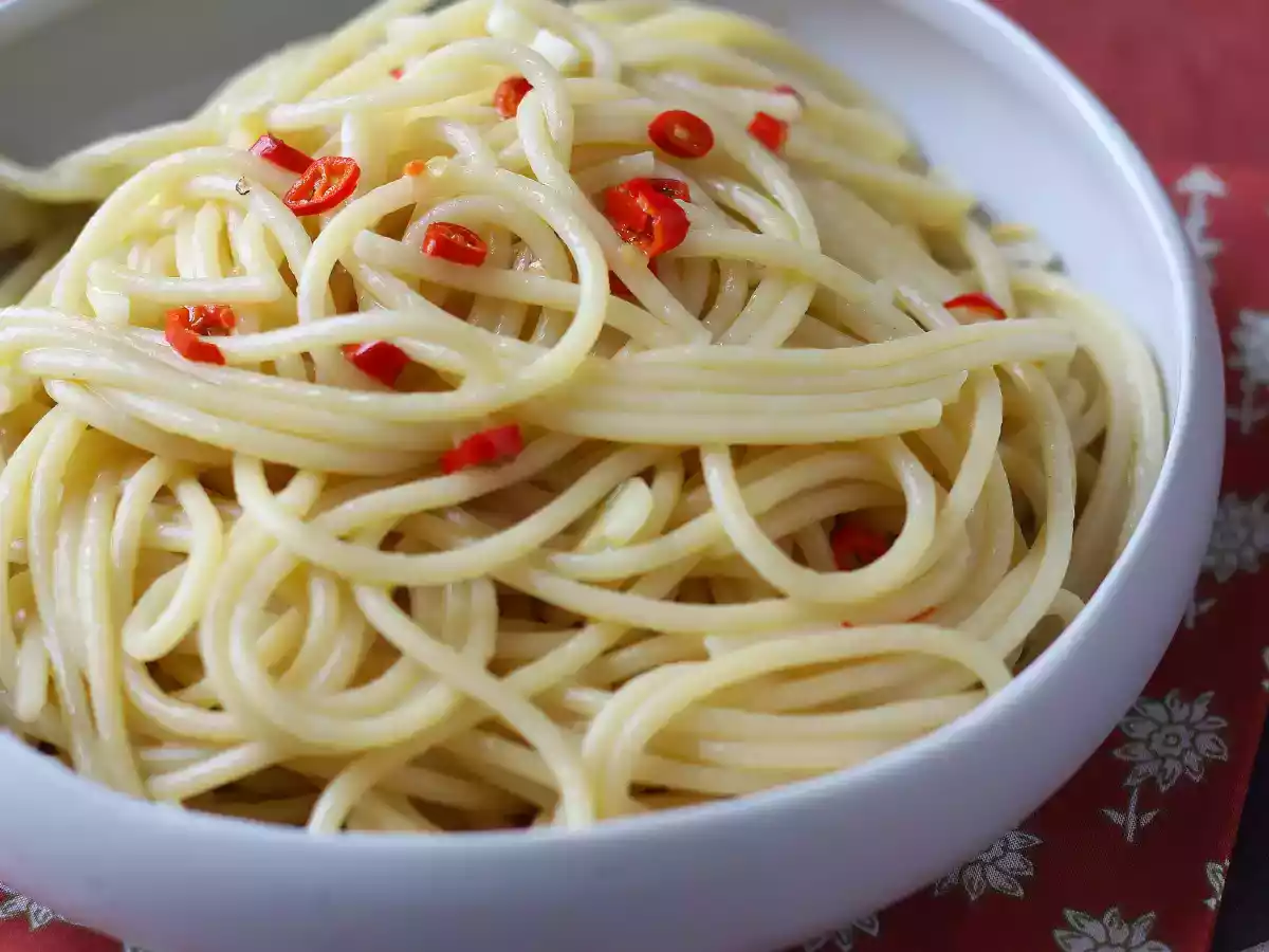 Spaghetti aglio, olio e peperoncino: the last minute dish of Italian tradition - photo 5