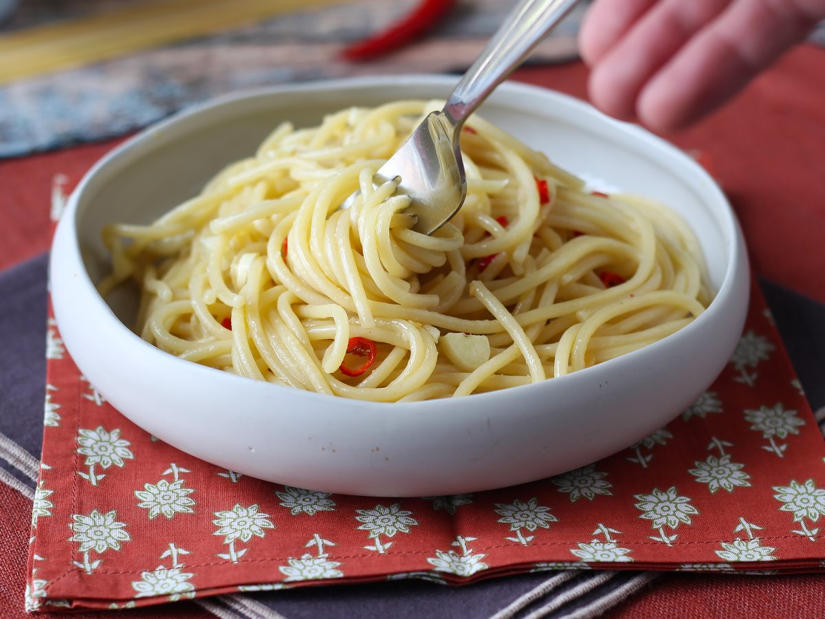 Spaghetti aglio, olio e peperoncino: the last minute dish of Italian tradition - photo 6