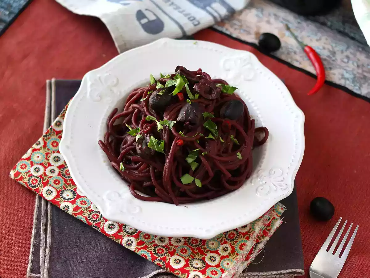 Spaghetti al fuoco di bacco: red wine pasta to bring something special to the table - photo 2