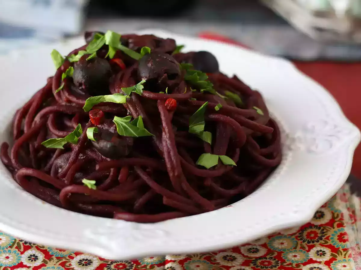 Spaghetti al fuoco di bacco: red wine pasta to bring something special to the table - photo 3