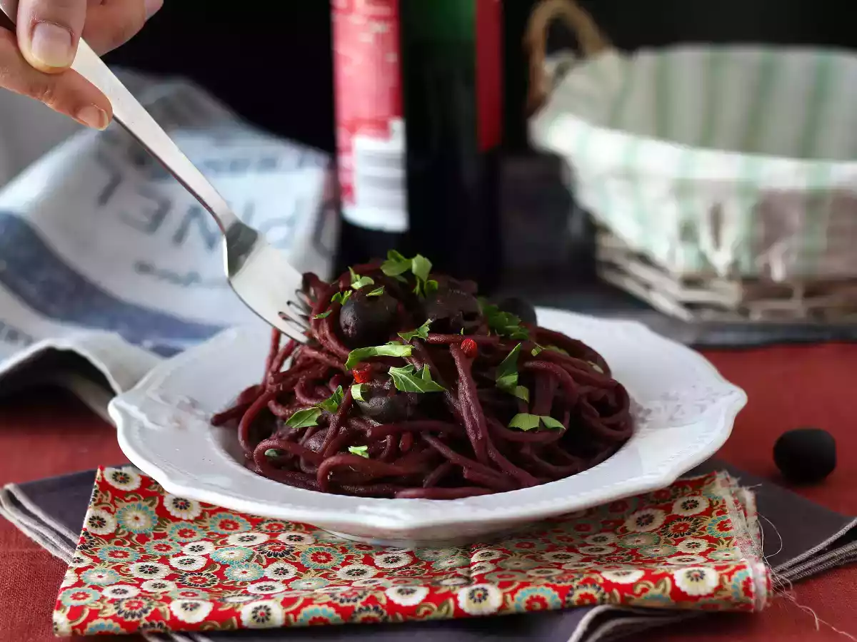 Spaghetti al fuoco di bacco: red wine pasta to bring something special to the table - photo 4