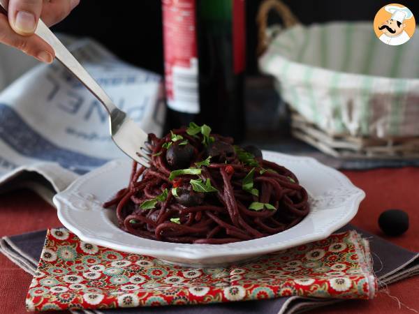 Spaghetti al fuoco di bacco: red wine pasta to bring something special to the table - photo 4