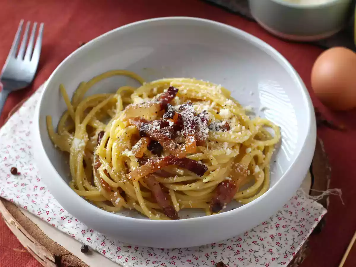 Spaghetti alla carbonara, the real italian recipe! - photo 3