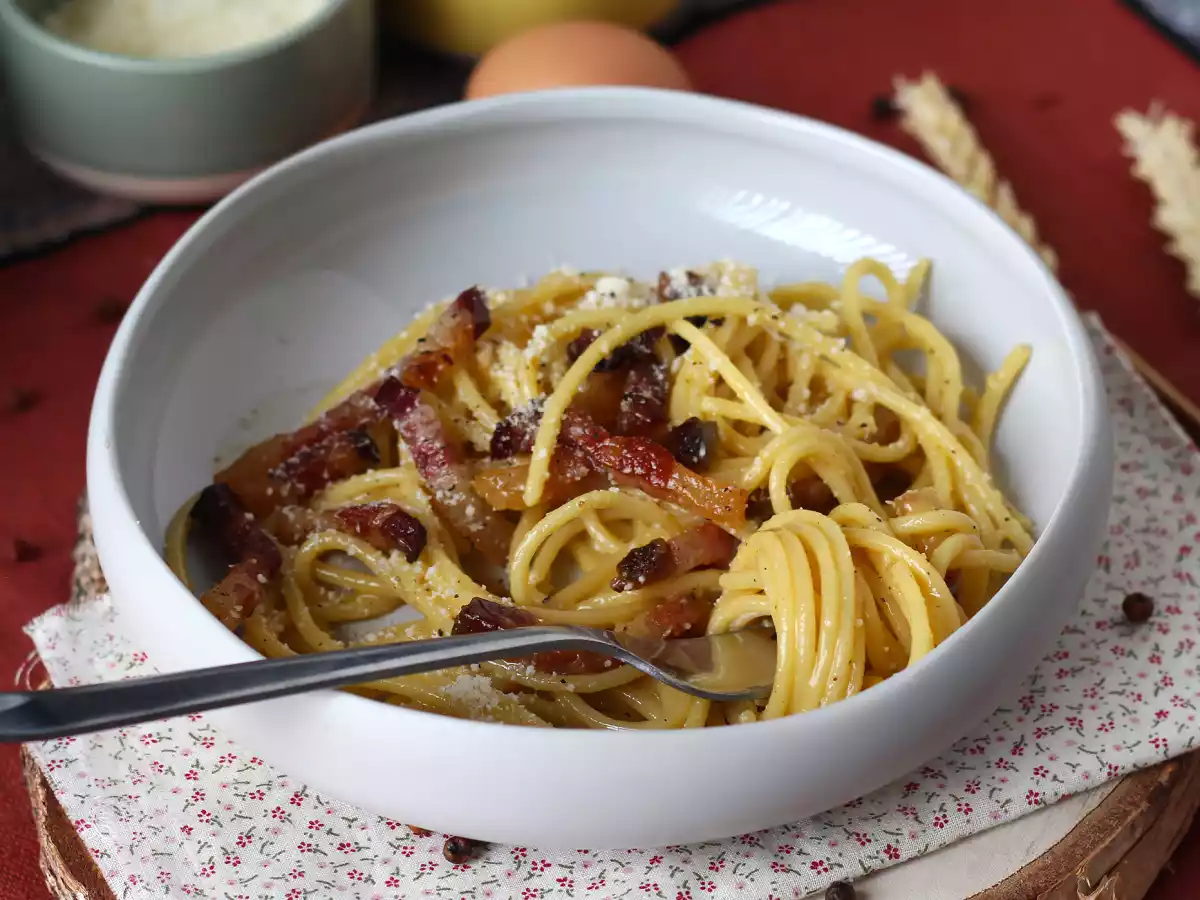Spaghetti alla carbonara, the real italian recipe! - photo 4