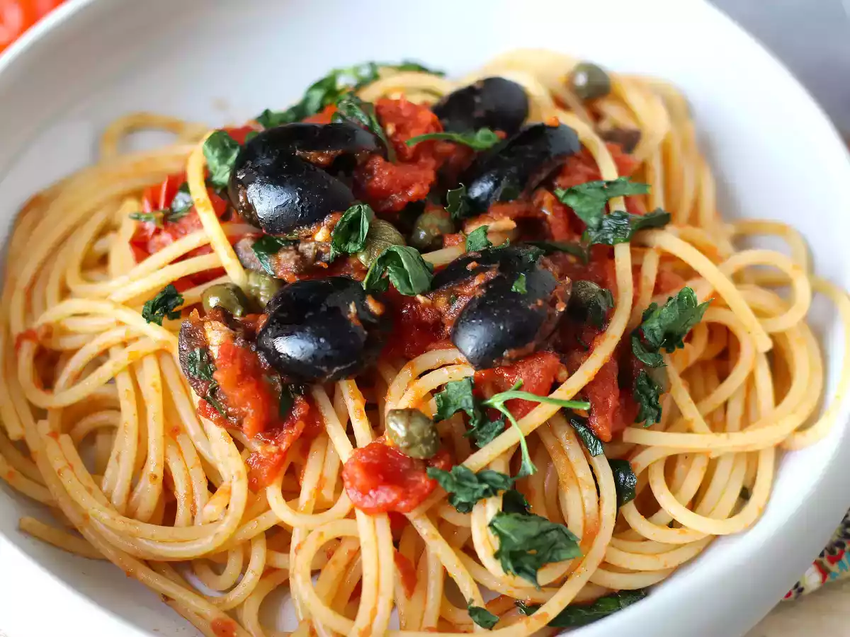 “spaghetti alla puttanesca” your new favorite pasta dish! - photo 4