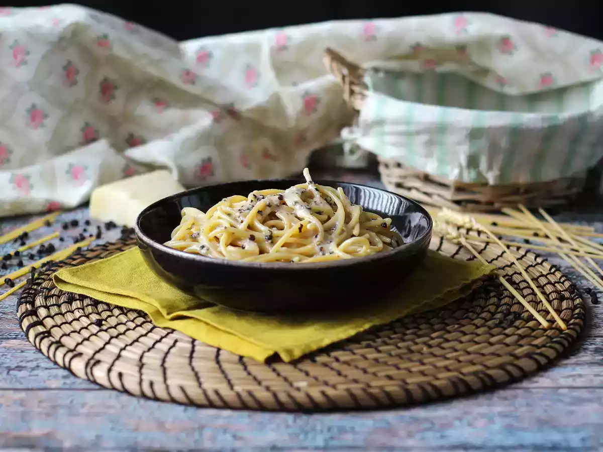 Spaghetti cacio e pepe: 3 ingredients, an explosion of flavor! - photo 2