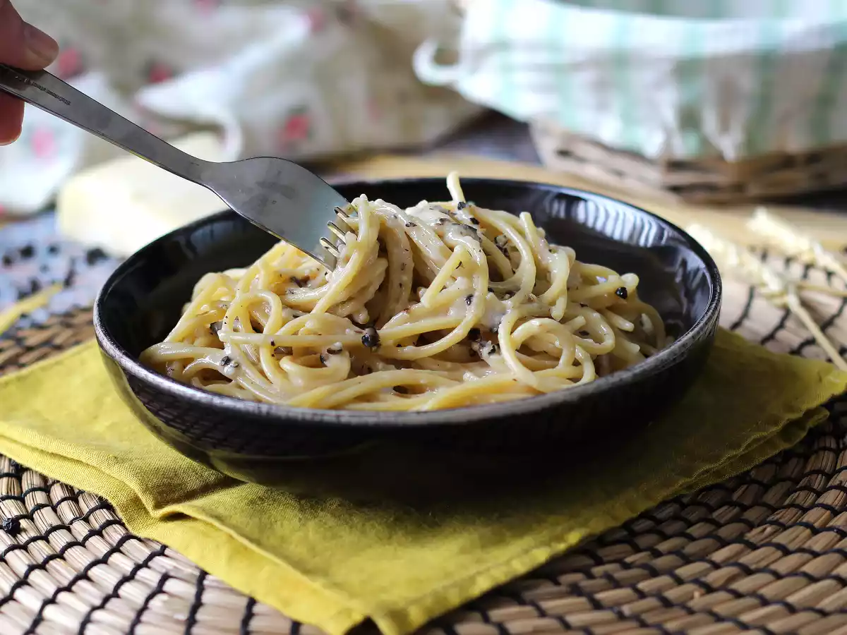 Spaghetti cacio e pepe: 3 ingredients, an explosion of flavor! - photo 4