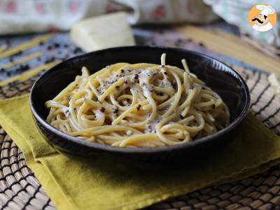 Spaghetti cacio e pepe: 3 ingredients, an explosion of flavor!