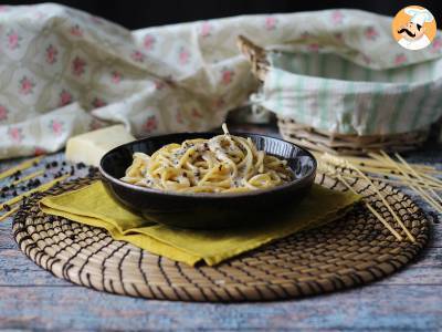 Spaghetti cacio e pepe: 3 ingredients, an explosion of flavor! - photo 2