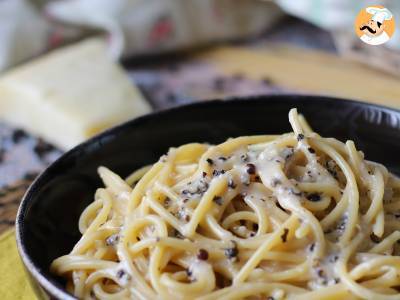 Spaghetti cacio e pepe: 3 ingredients, an explosion of flavor! - photo 3