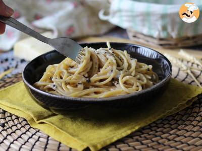 Spaghetti cacio e pepe: 3 ingredients, an explosion of flavor! - photo 4