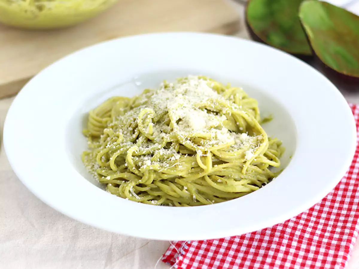 Spaghetti with avocado carbonara sauce