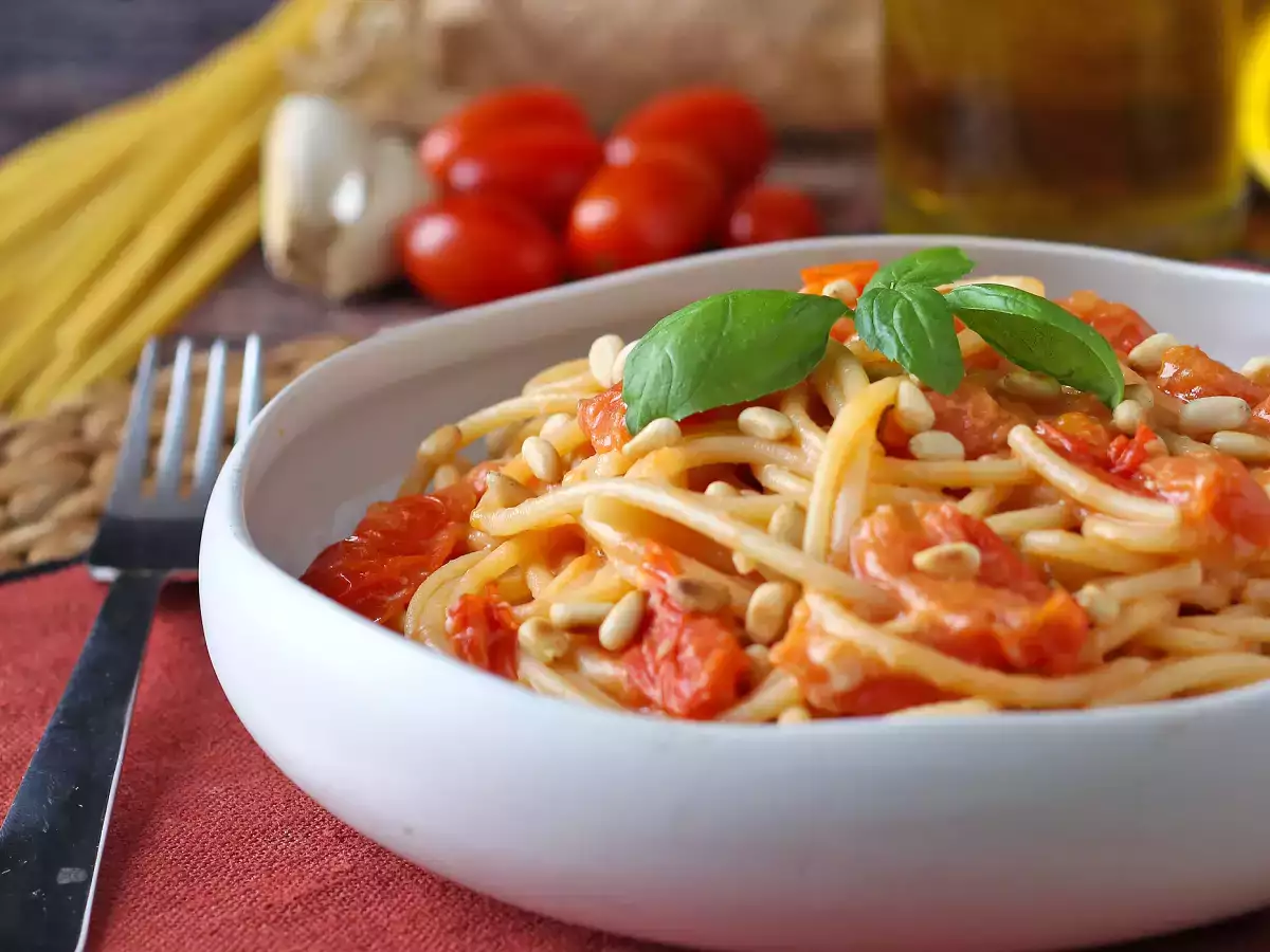Spaghetti with Cherry Tomatoes and Pine Nuts: A Creamy, Fragrant Dish