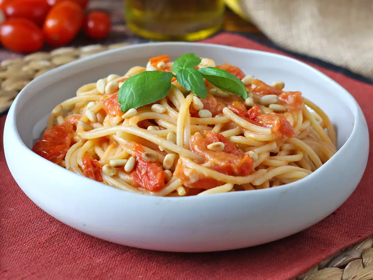 Spaghetti with Cherry Tomatoes and Pine Nuts: A Creamy, Fragrant Dish - photo 2
