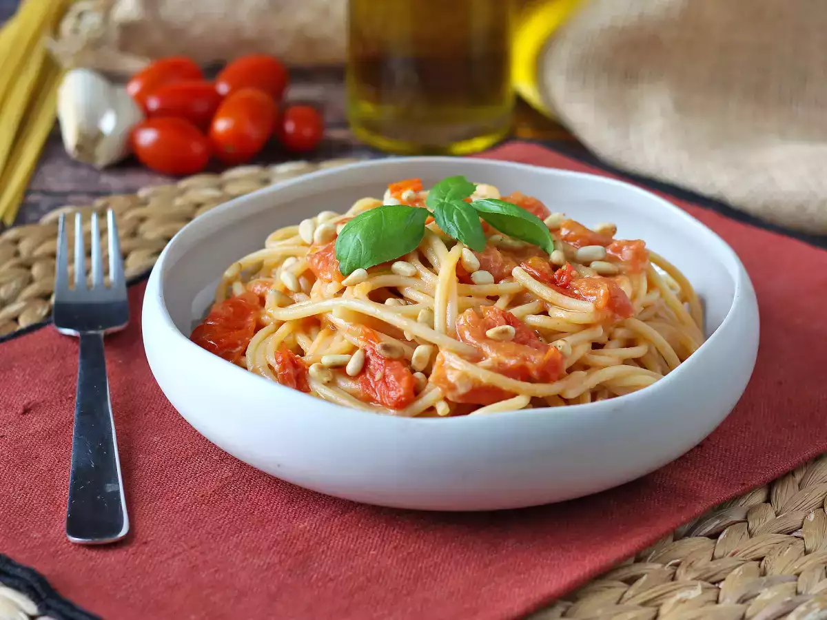 Spaghetti with Cherry Tomatoes and Pine Nuts: A Creamy, Fragrant Dish - photo 4