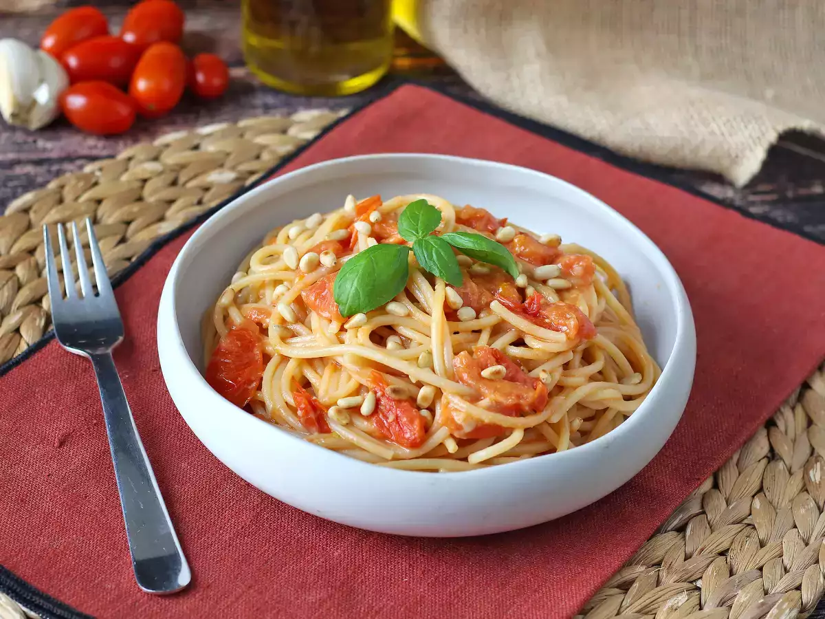 Spaghetti with Cherry Tomatoes and Pine Nuts: A Creamy, Fragrant Dish - photo 6