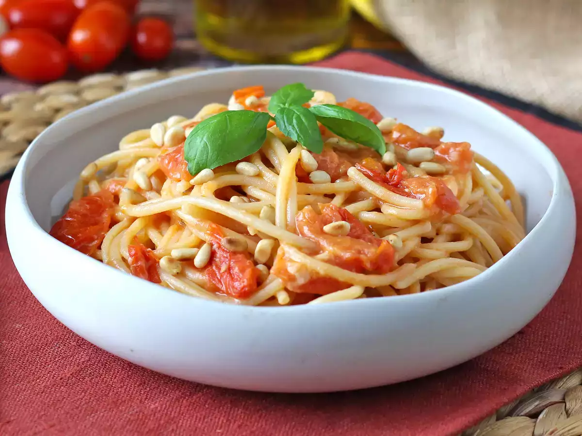 Spaghetti with cherry tomatoes and pine nuts: creamy and fragrant recipe - photo 2