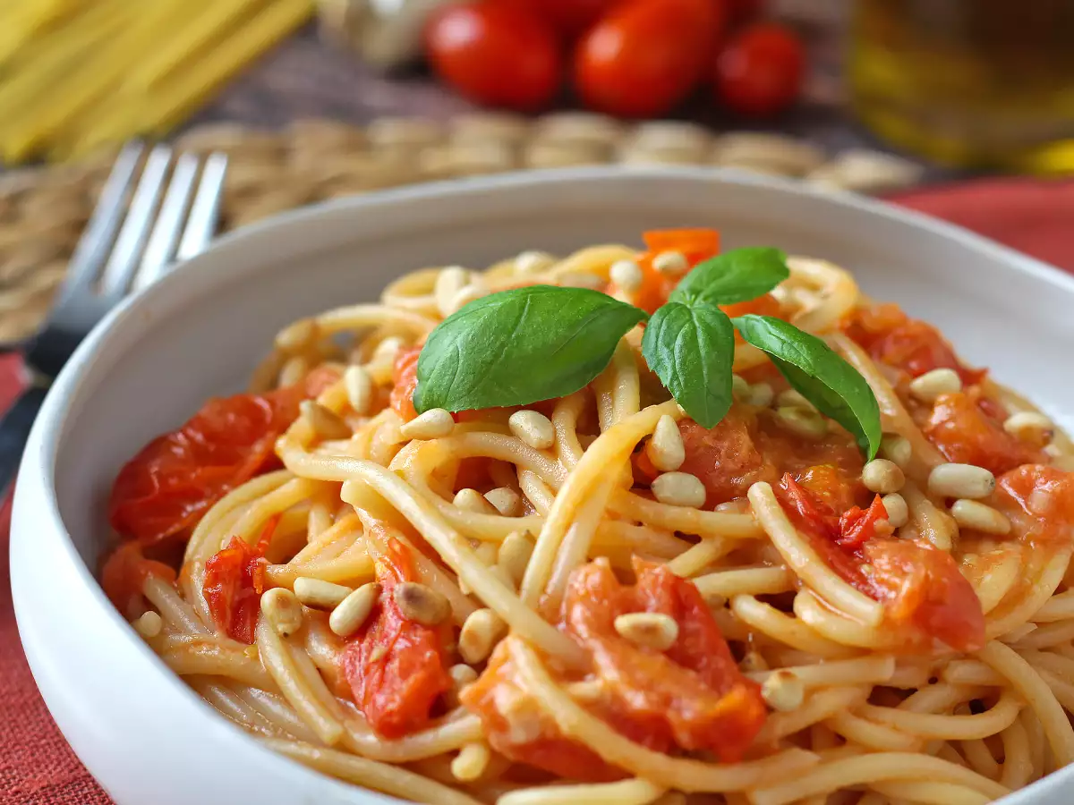 Spaghetti with cherry tomatoes and pine nuts: creamy and fragrant recipe - photo 3