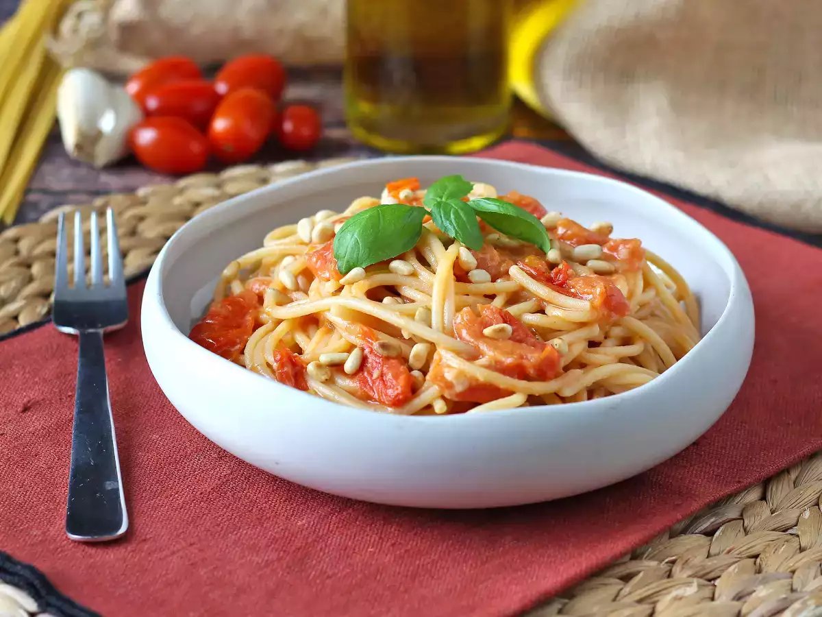Spaghetti with cherry tomatoes and pine nuts: creamy and fragrant recipe - photo 4