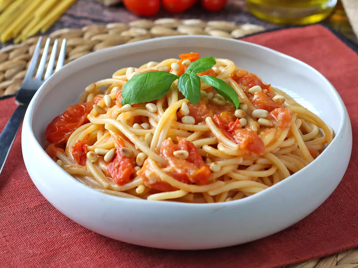 Spaghetti with cherry tomatoes and pine nuts: creamy and fragrant recipe - photo 5
