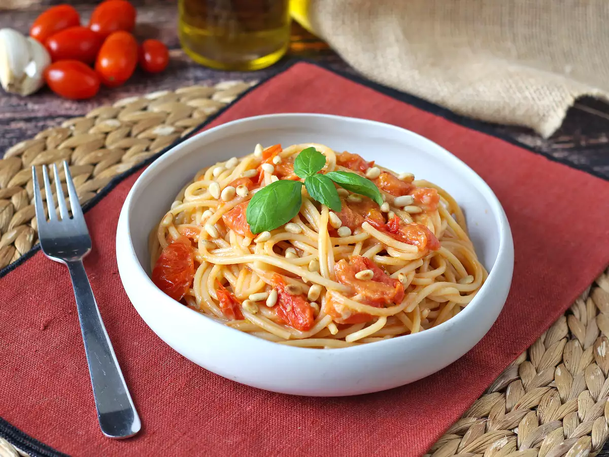 Spaghetti with cherry tomatoes and pine nuts: creamy and fragrant recipe - photo 6