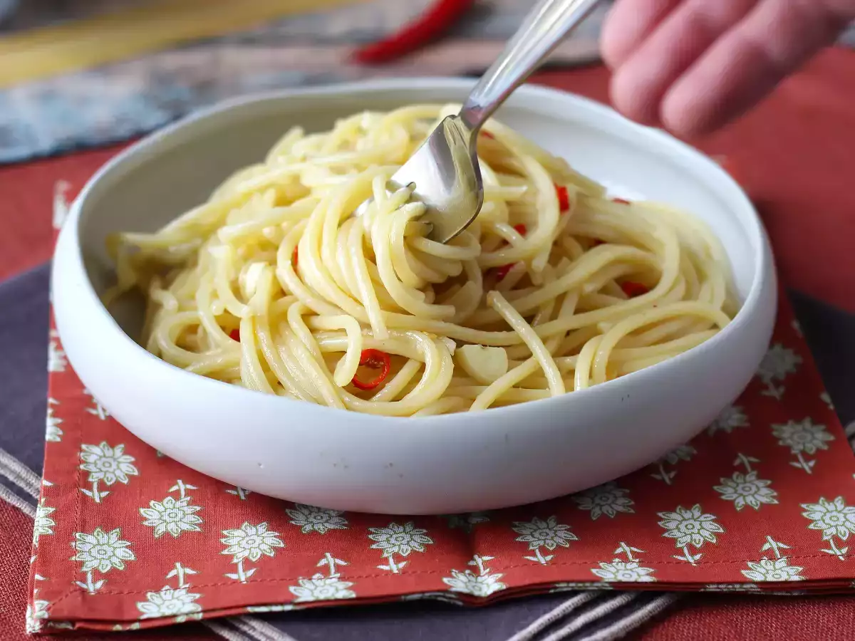Spaghetti with garlic, oil and chili: Italy’s traditional last-minute dish - photo 6