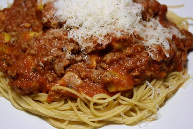 Spaghetti with mushroom, zucchini and meat sauce - Recipe Petitchef