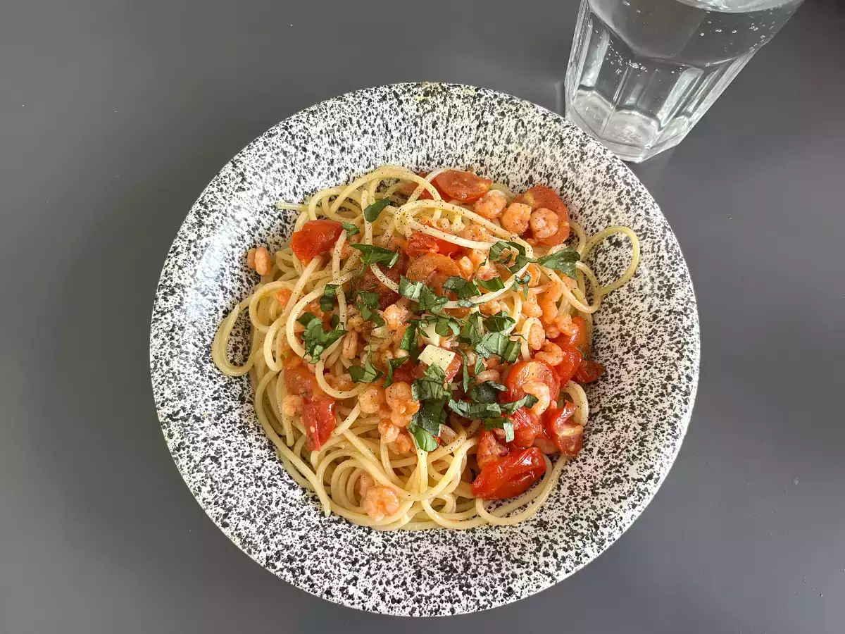 Spaghetti with shrimp and cherry tomatoes: a quick, tasty pasta dish - photo 6