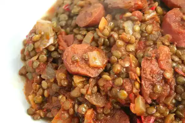 Spicy lentils with chorizo recipe: a tasty family dinner