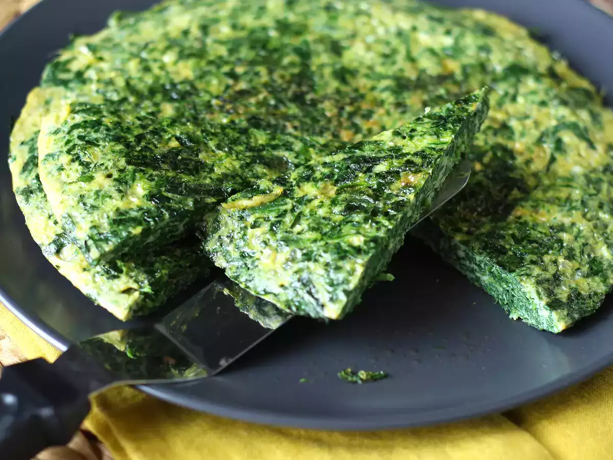Spinach omelet, an easy and delicious vegetarian dish - photo 4