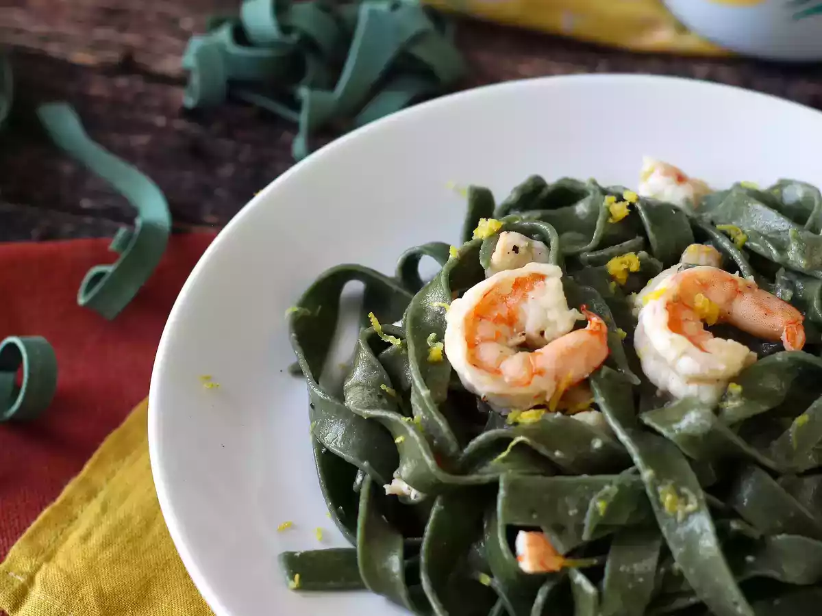 Spirulina pasta with shrimp and lemon: a nutrient-rich first course with a unique taste