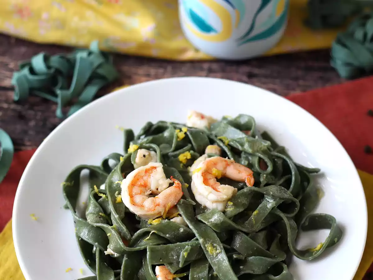 Spirulina pasta with shrimp and lemon: a nutrient-rich first course with a unique taste - photo 2