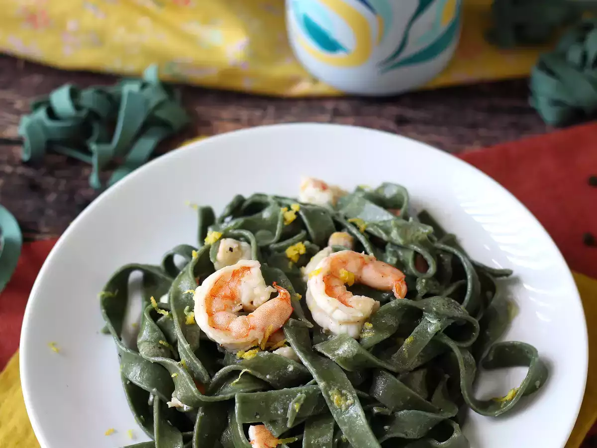Spirulina pasta with shrimp and lemon: a nutrient-rich pasta dish with a unique flavor - photo 2