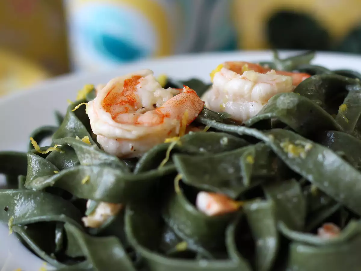 Spirulina pasta with shrimp and lemon: a nutrient-rich pasta dish with a unique flavor - photo 4
