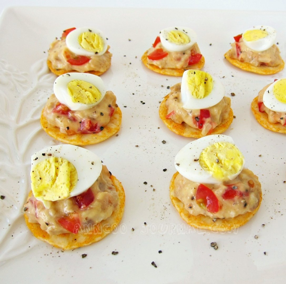 Spread and quail eggs on crackers, Recipe Petitchef