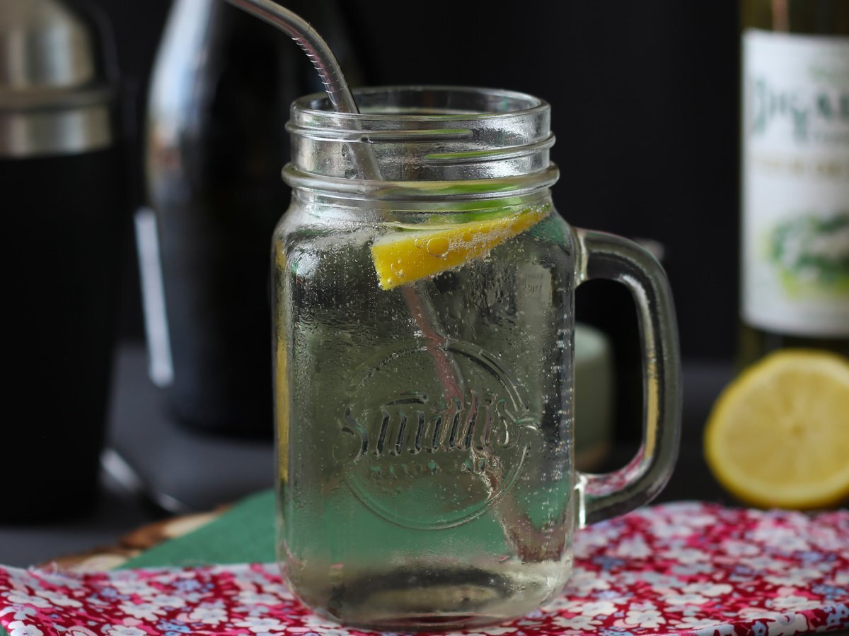 Spritz Hugo with elderflower syrup, a fresh and sweet cocktail