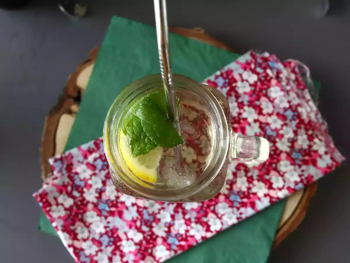 Spritz hugo with elderflower syrup, a fresh and sweet cocktail - photo 2