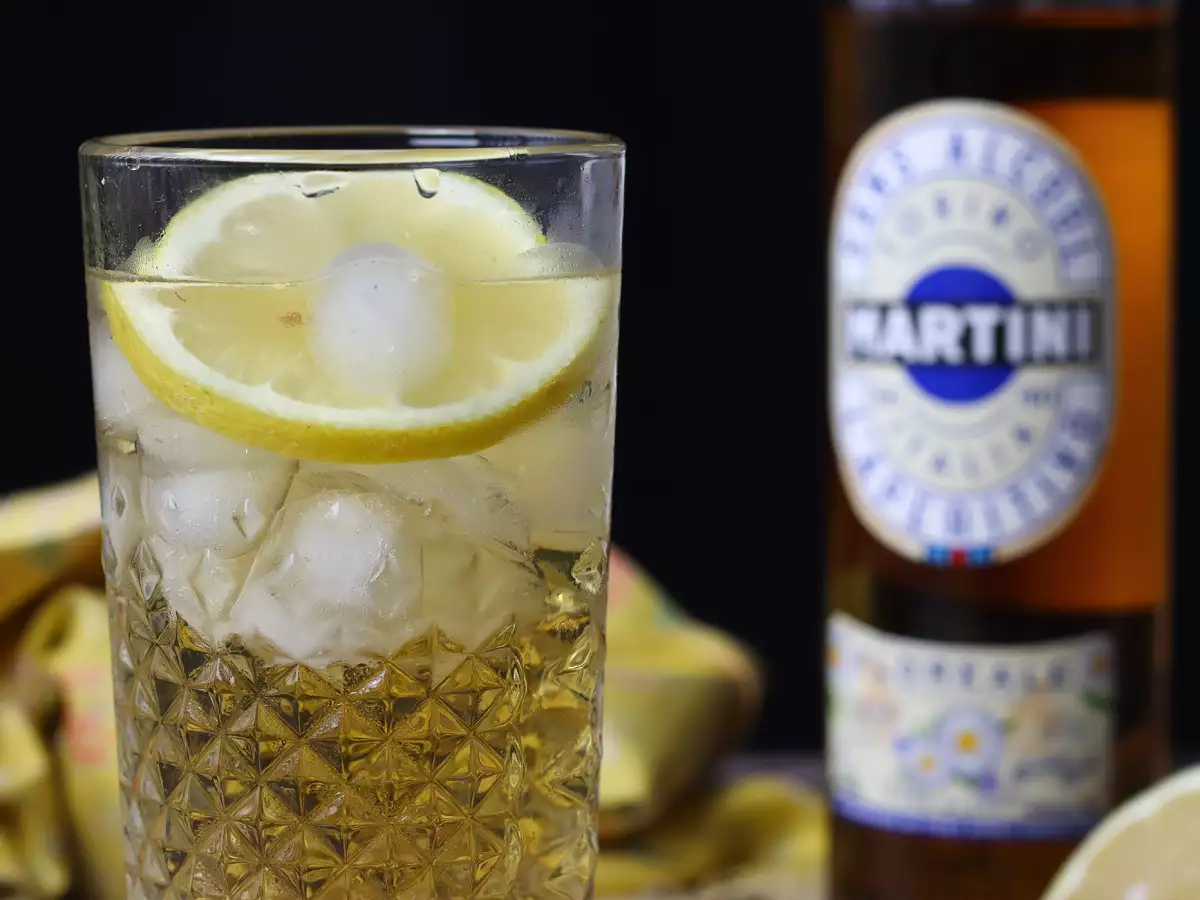 Spritz Martini Mocktail, a sweet, floral alcohol-free cocktail for an aperitif - photo 2