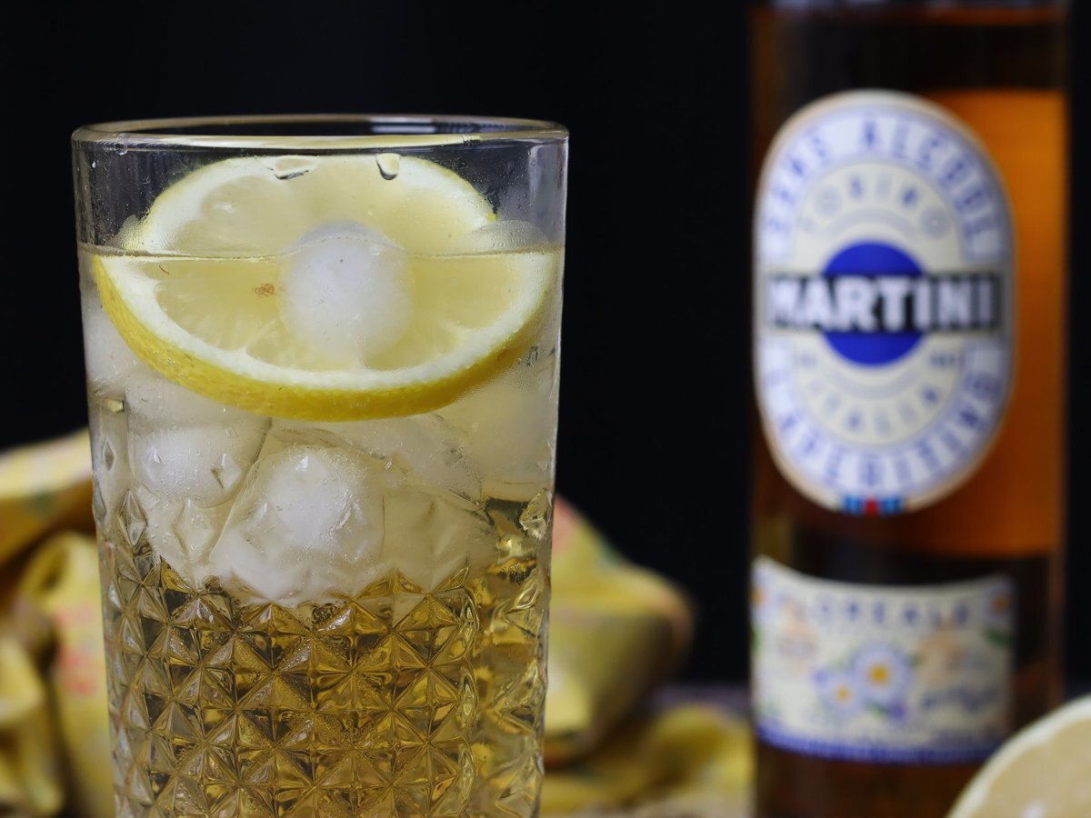 Spritz martini mocktail, a sweet, floral alcohol-free cocktail for aperitifs - photo 2