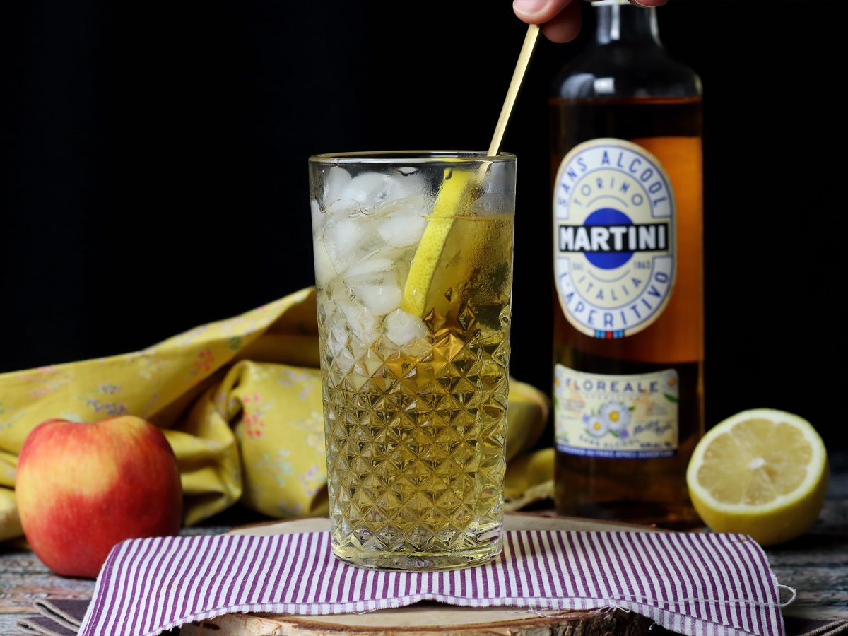 Spritz martini mocktail, a sweet, floral alcohol-free cocktail for aperitifs - photo 3