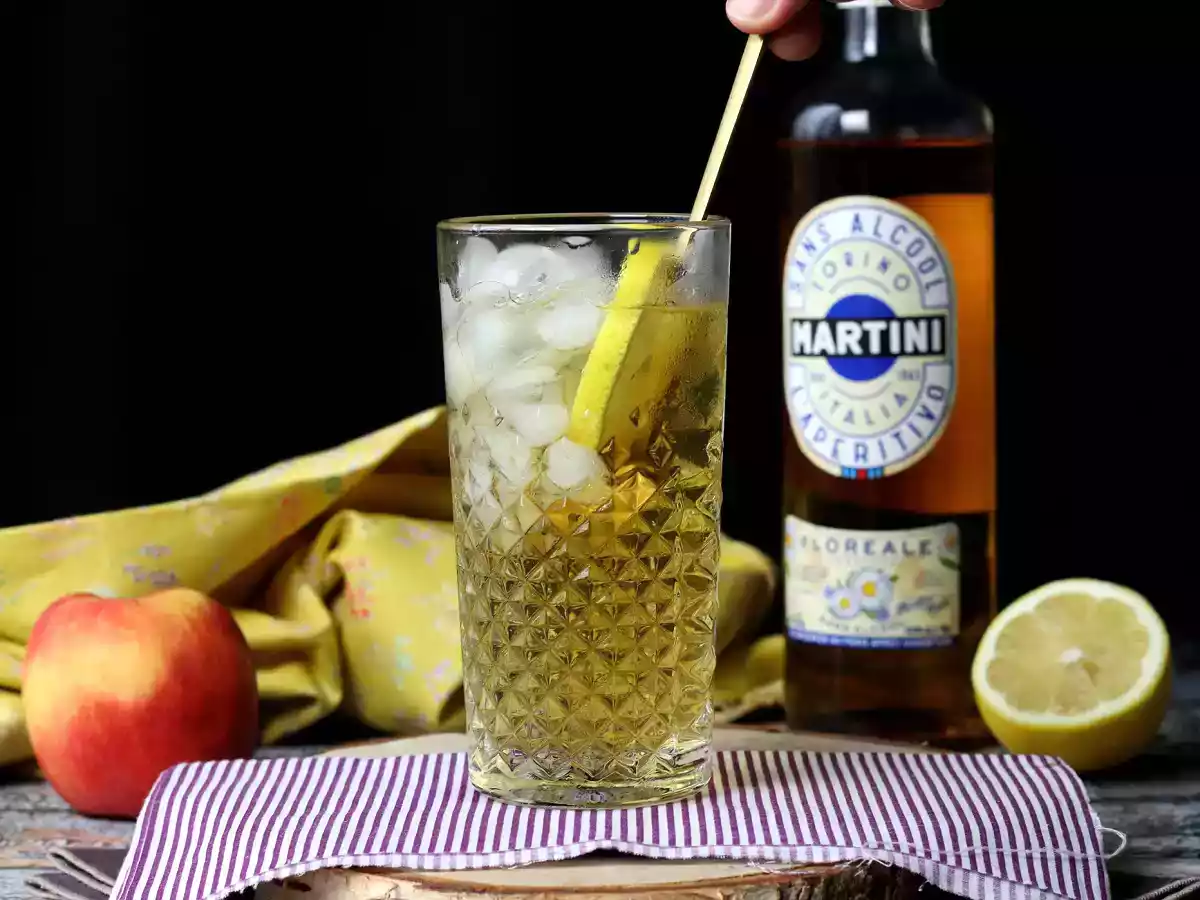 Spritz martini mocktail, a sweet, floral alcohol-free cocktail for aperitifs - photo 3