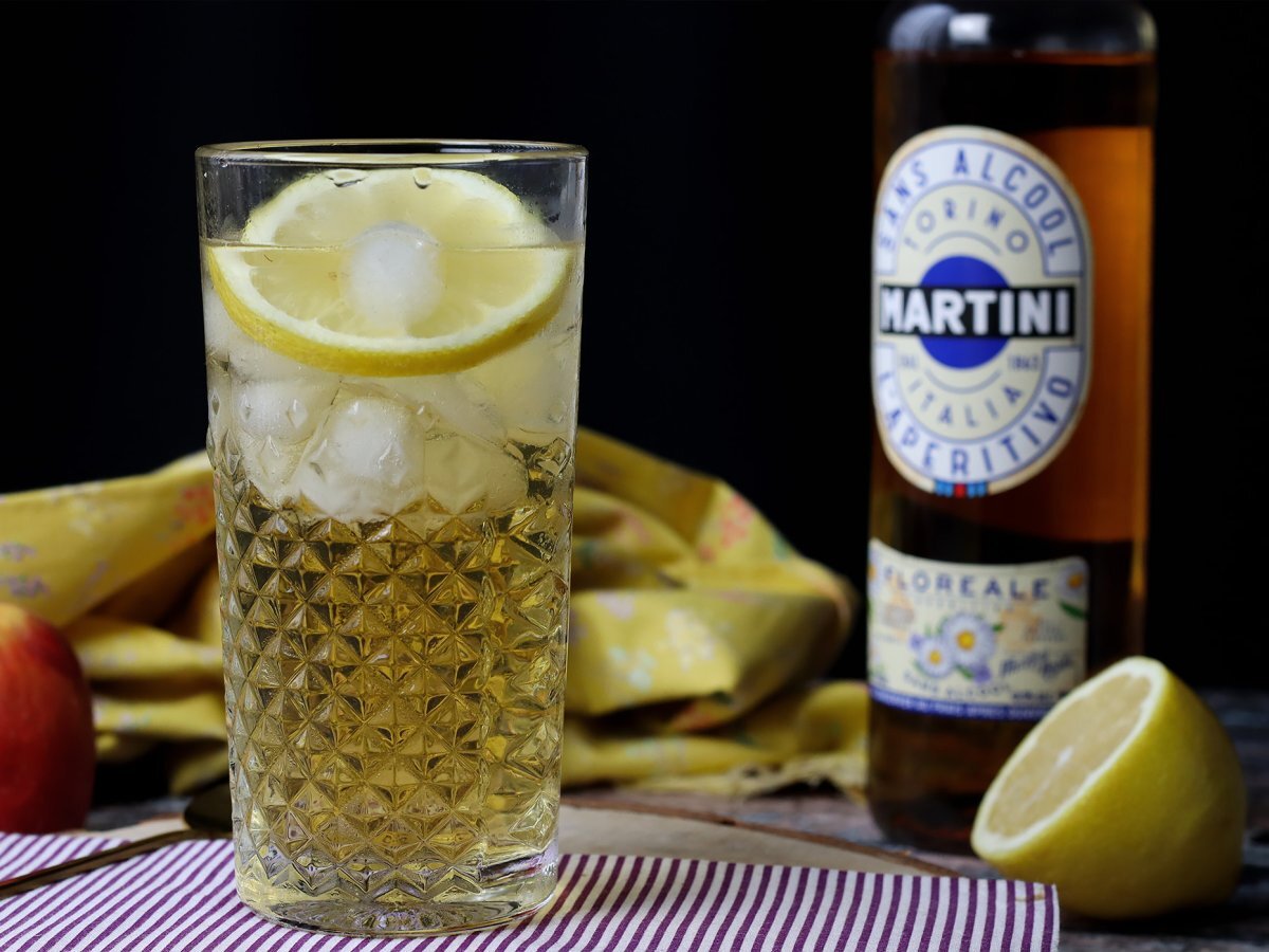 Spritz martini mocktail, a sweet, floral alcohol-free cocktail for aperitifs - photo 4