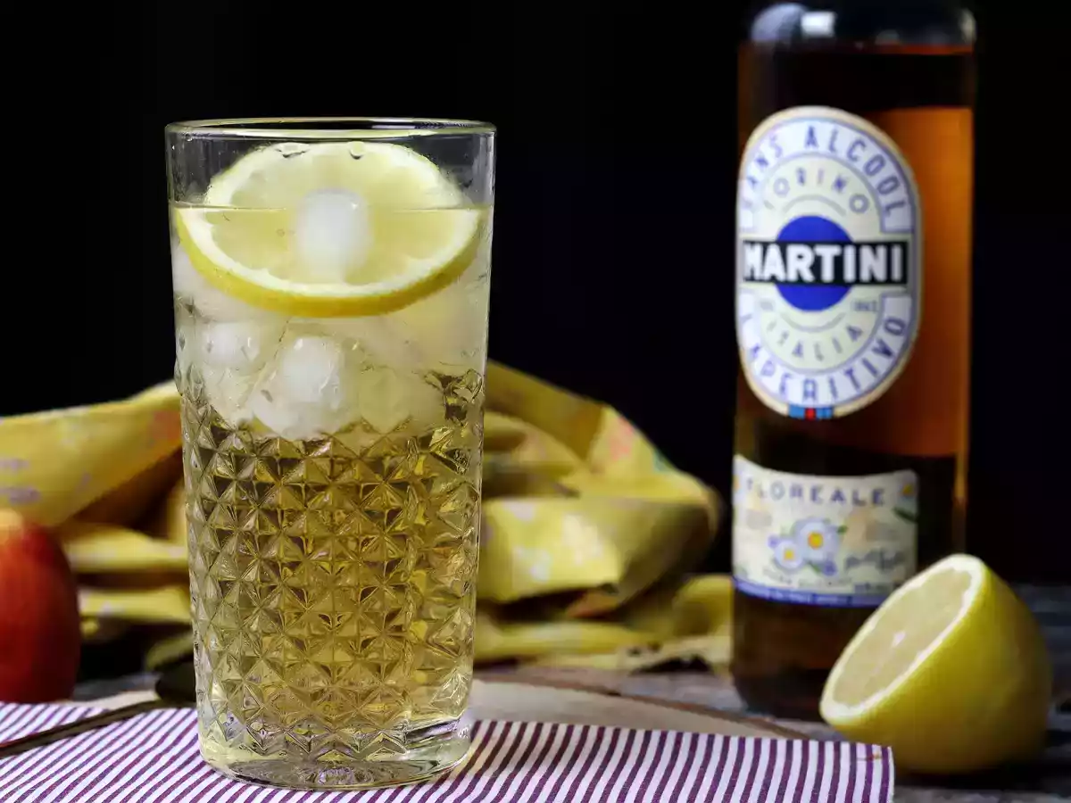 Spritz martini mocktail, a sweet, floral alcohol-free cocktail for aperitifs - photo 4