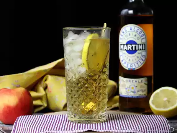 Recipe Spritz martini mocktail, a sweet, floral alcohol-free cocktail for aperitifs