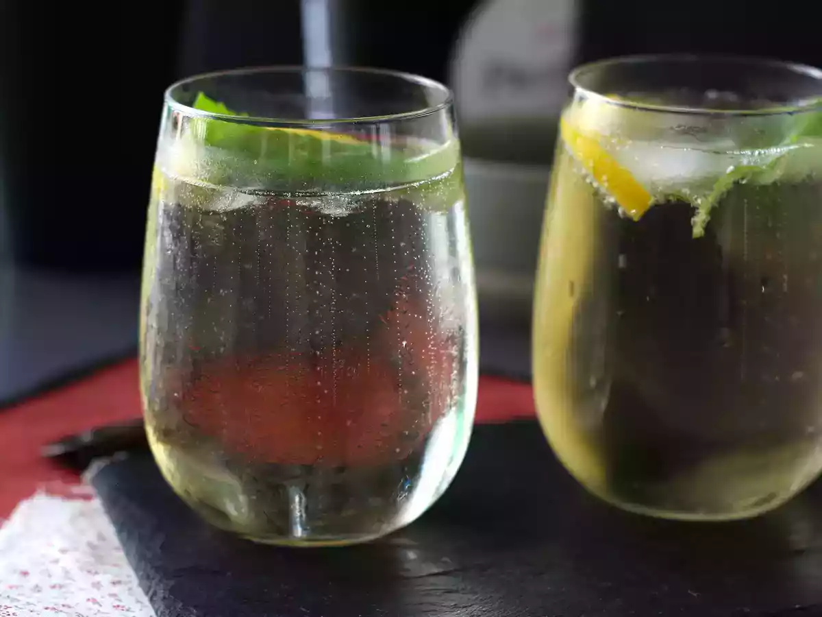 St-germain spritz with elderflower liqueur, the ultra-fresh summer cocktail - photo 2