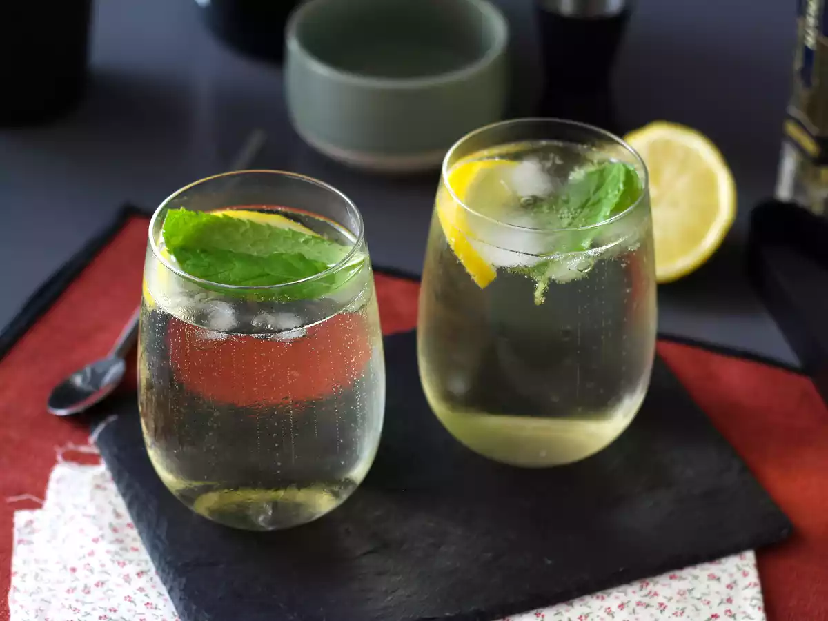 St-germain spritz with elderflower liqueur, the ultra-fresh summer cocktail - photo 3