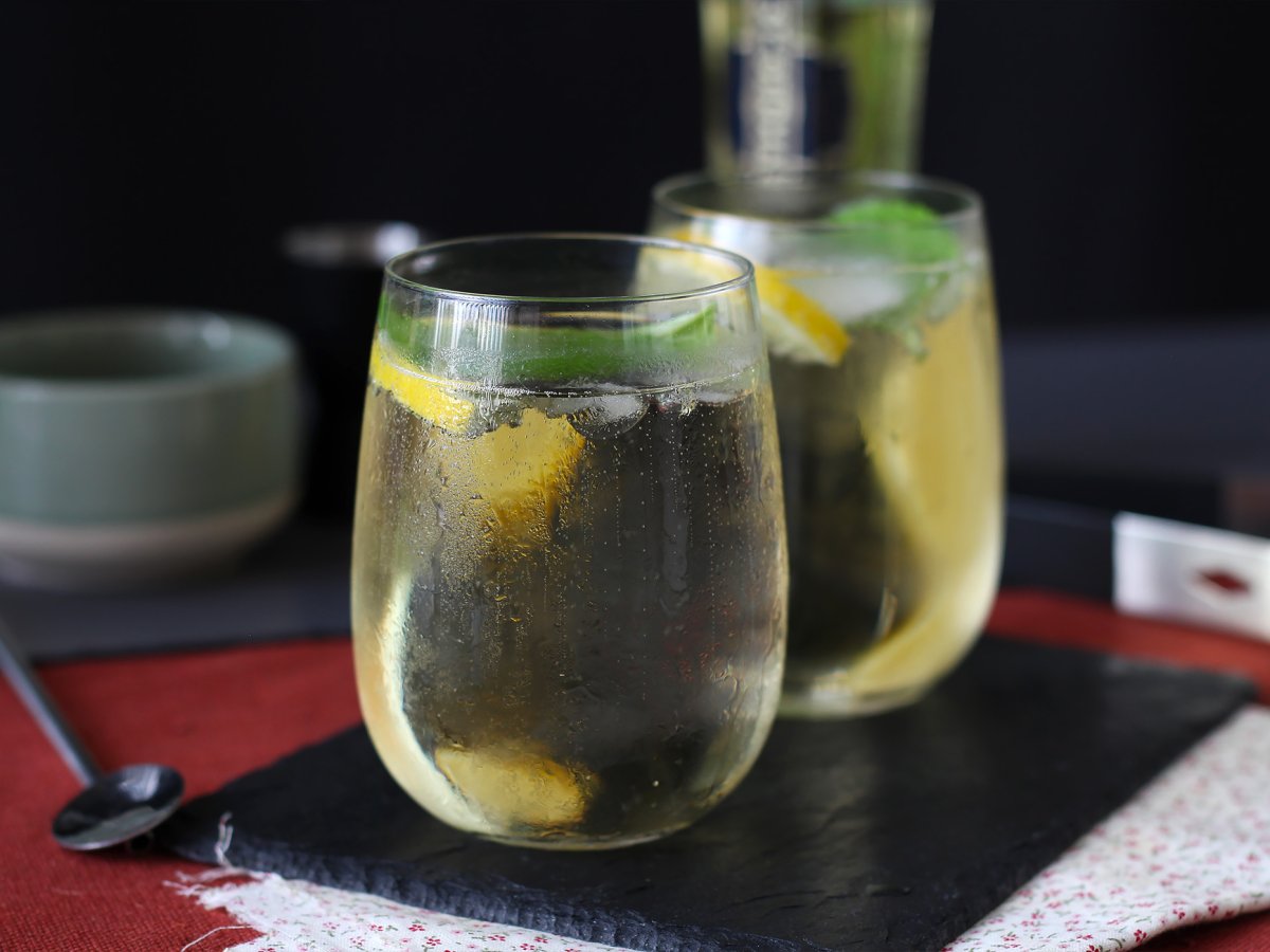 St-Germain Spritz with elderflower liqueur, the ultra-fresh summer cocktail - photo 4